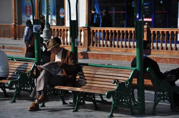 Leitura de jornal na praça central de Iquique - Chile